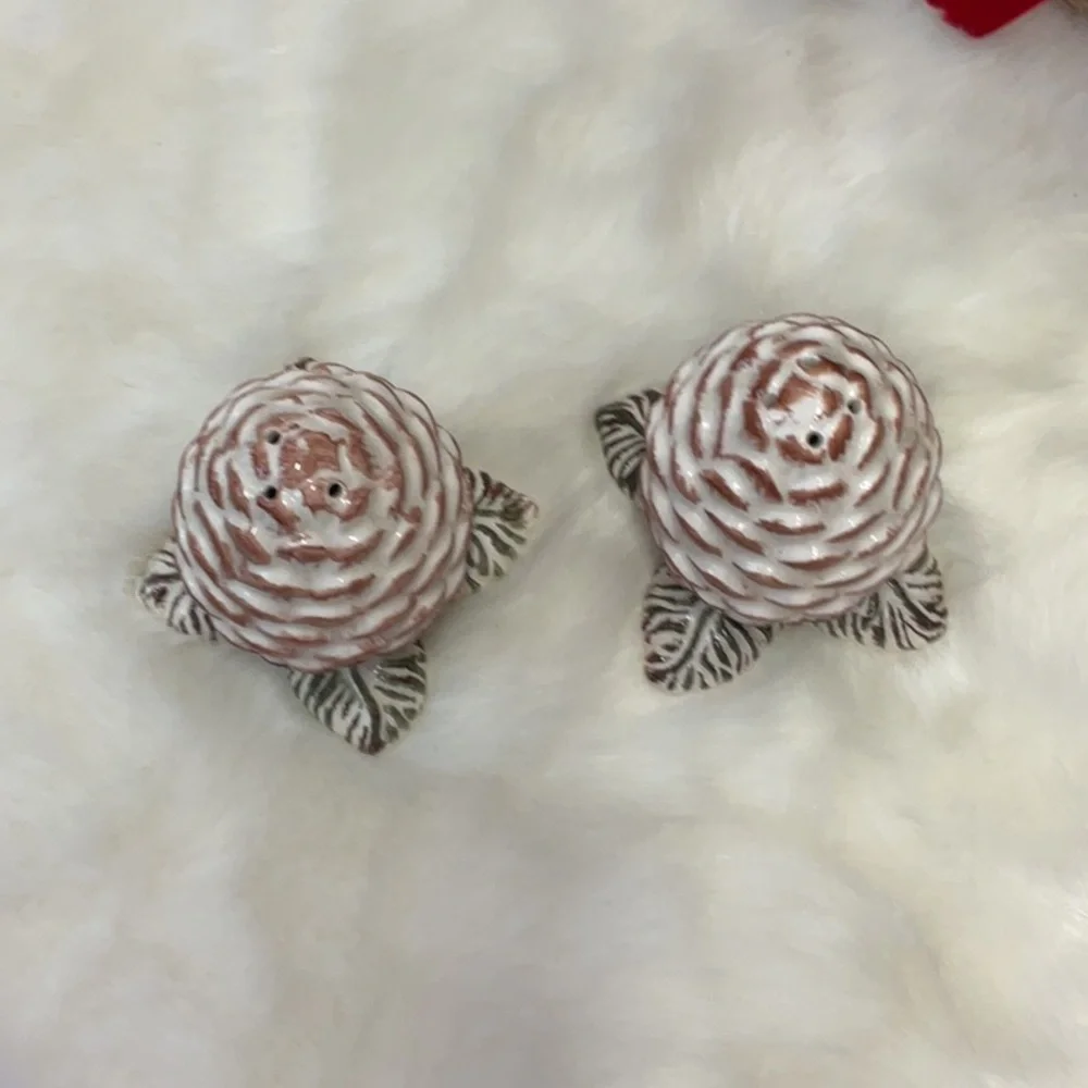 Pinecone salt and pepper shakers - Picture 5 of 9